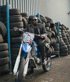Le rappeur nantais Neaj reçoit des conseils précieux de Disiz, Deen Burbigo et Nemir pour lancer sa carrière musicale