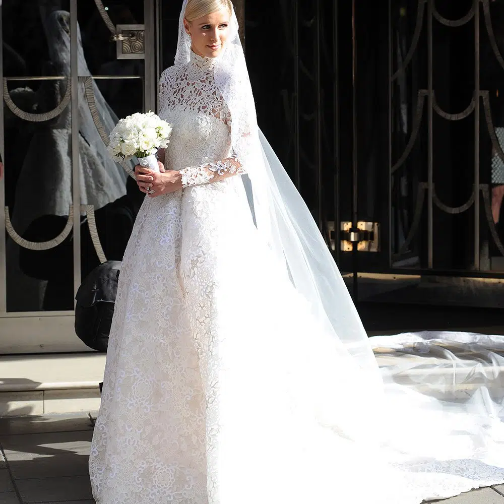 Une mariée vêtue de son voile