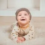 Votre bébé qui rigole de lire la liste de naissance