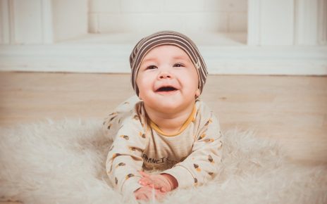 Votre bébé qui rigole de lire la liste de naissance