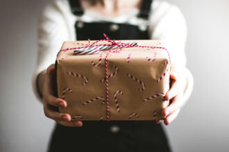 Cadeaux personnalisés : pourquoi ils touchent plus que les présents classiques ?
