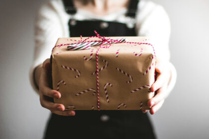 Cadeaux personnalisés : pourquoi ils touchent plus que les présents classiques ?
