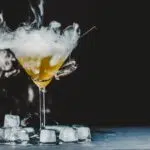 faire sortir de la fumée d’un verre