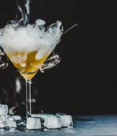 faire sortir de la fumée d’un verre
