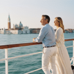 Couple en croisière regardant Venise à l'horizon