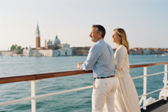 Couple en croisière regardant Venise à l'horizon