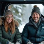 Couple souriant dans un quad en forêt enneigée