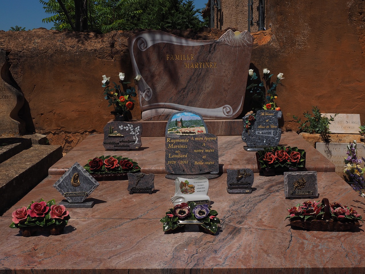 Une tombe avec des plaques funéraires