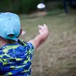Jeune qui essaye la pétanque