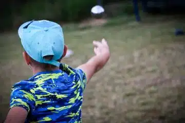 Jeune qui essaye la pétanque