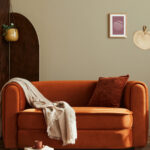 L'atout charme de votre salon : le canapé terracotta
