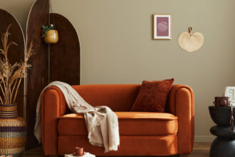 L'atout charme de votre salon : le canapé terracotta
