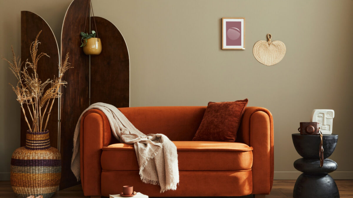 L'atout charme de votre salon : le canapé terracotta