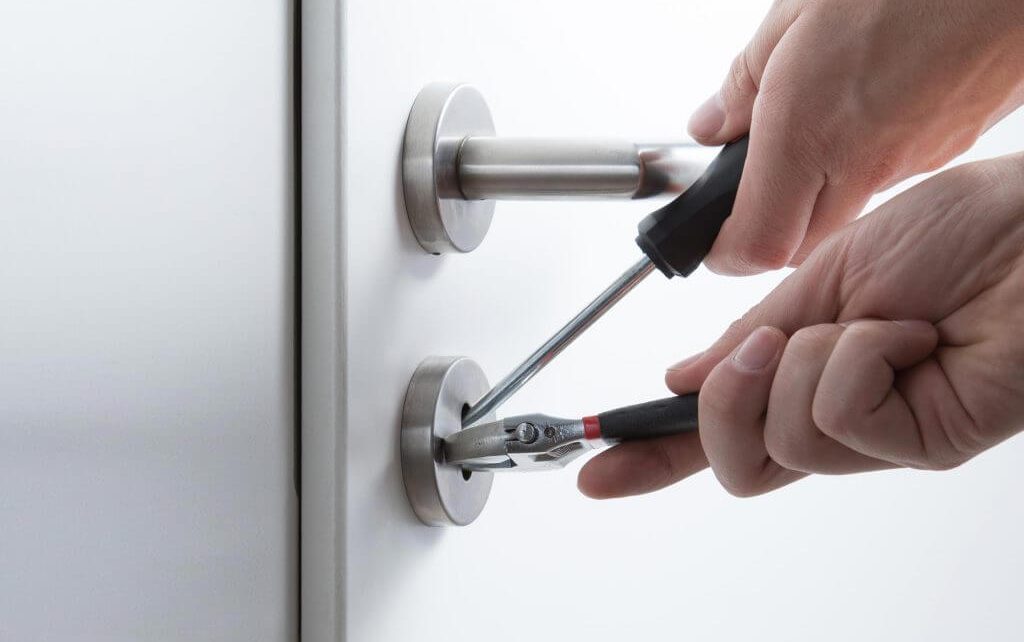 Comment ouvrir une porte de chambre sans clé ? - Infos-net.com