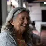une dame en maison de retraite