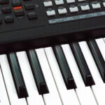 Musique : le retour en force des synthétiseurs séduit toutes les générations