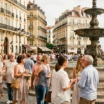 Foule diverse sur une place animée de Marseille illustrant la densité de population de la ville