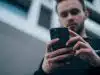 un homme sur son smartphone
