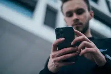 un homme sur son smartphone